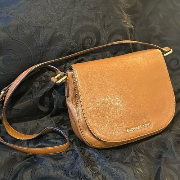 Michael Kors crossbody - Picture 1 of 10